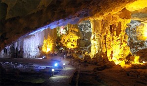 /assets/news/2020_02/hang-dong-o-vinh-ha-long.jpg