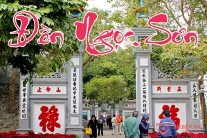 Trong vai một khách tham quan du lịch, em hãy làm bài văn nói về đền Ngọc Sơn.