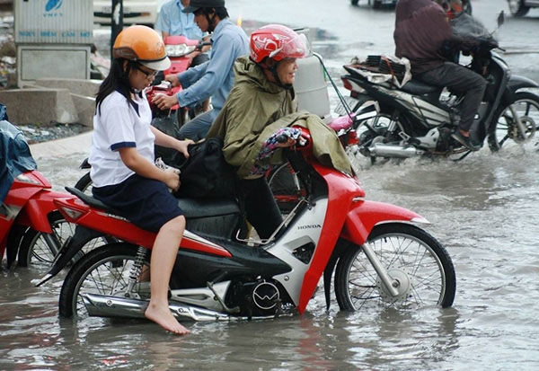 Mẹ dắt con qua nơi nước ngập