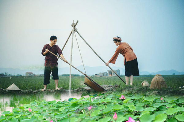 Vẻ đẹp của nhân vật trữ tình trong bài ca dao “Tát nước đầu đình”