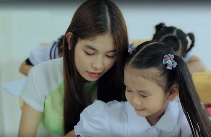 Cô chưa từng biết dạy học cho tới khi cô gặp được em