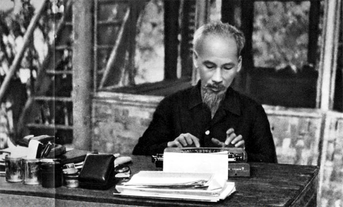 Hãy nói về lối sống vô cùng giản dị, thanh bạch của Bác Hồ
