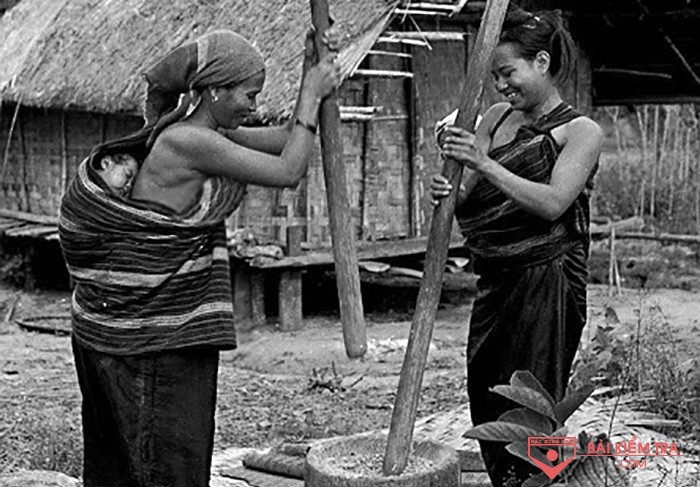 Phân tích ngắn gọn đoạn thơ sau trong bài “Khúc hát ru những em bé lớn trên lưng mẹ” của Nguyễn Khoa Điềm