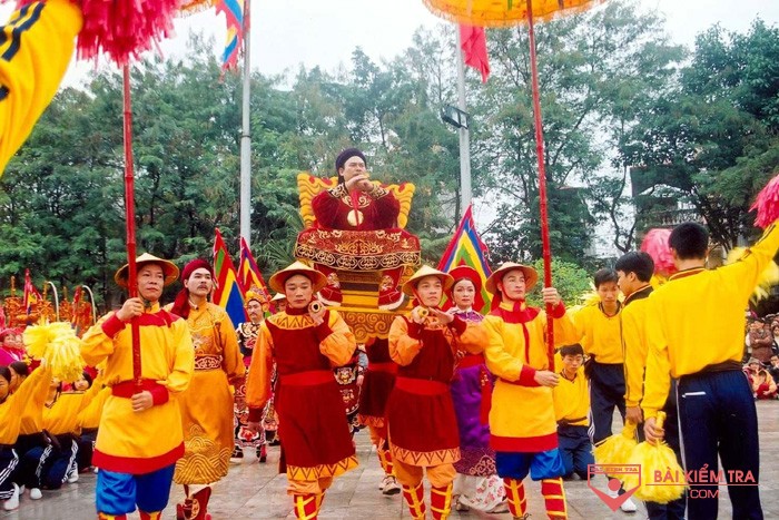 Dàn ý và bài văn mẫu: Thuyết minh về phong tục lễ hội hoặc di tích lịch sử mà em đến tham quan
