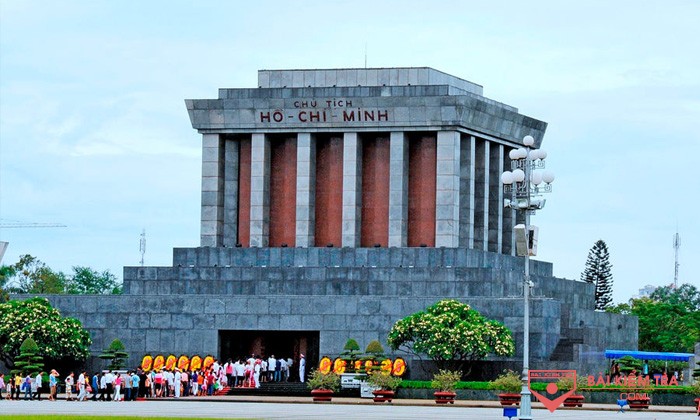 Nghị luận về bài thơ 'Viếng lăng Bác' của Viễn Phương