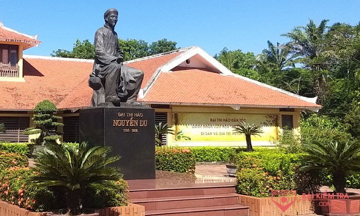 Viết bài văn kể lại một chuyến đi (tham quan một di tích lịch sử, văn hoá) Chuyến tham quan khu lưu niệm Nguyễn Du